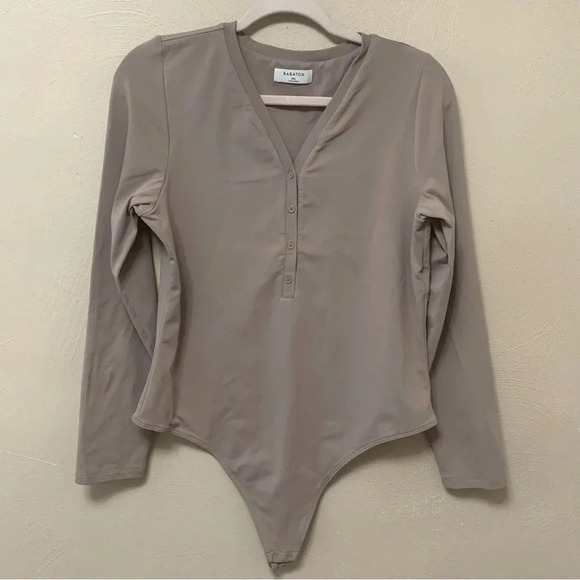 Aritzia Babaton Contour V-neck Henley Bodysuit - Picture 4 of 11